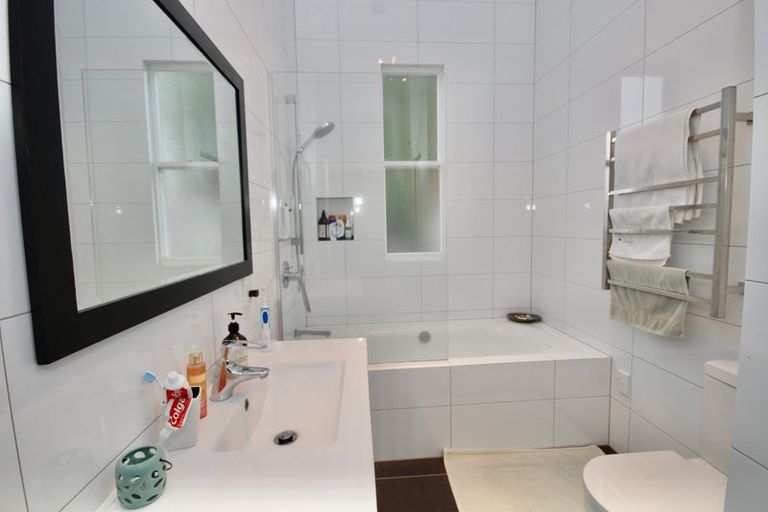 Photo of property in 1/20 Sulphur Beach Road, Northcote Point, Auckland, 0627