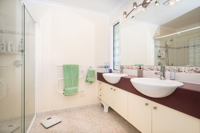 Photo of property in 56 Sapperton Drive, Henderson, Auckland, 0612