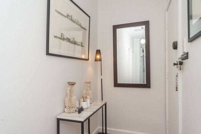 Photo of property in Hamilton Flats, 3/9 Hawker Street, Mount Victoria, Wellington, 6011