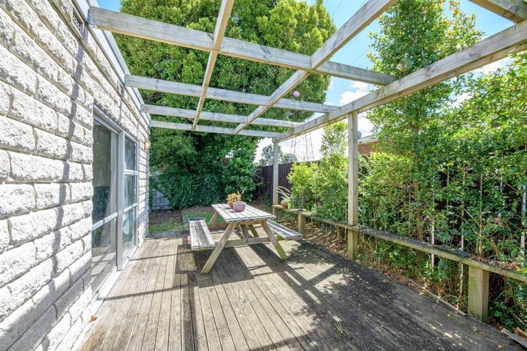 Photo of property in 16 Waimumu Road, Massey, Auckland, 0614