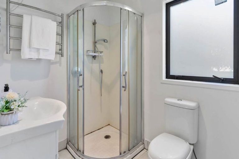 Photo of property in 72 Lynn Road, Bayview, Auckland, 0629