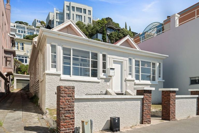 Photo of property in 230 Oriental Parade, Oriental Bay, Wellington, 6011