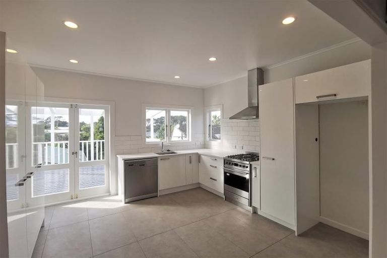 Photo of property in 46 Colonial Road, Birkenhead, Auckland, 0626