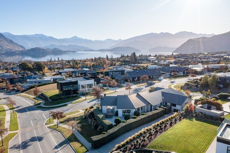 Photo of property in 2 Urquhart Place, Wanaka, 9305