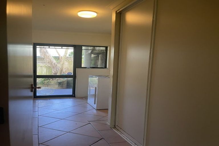 Photo of property in 14 Cayman Place, Unsworth Heights, Auckland, 0632