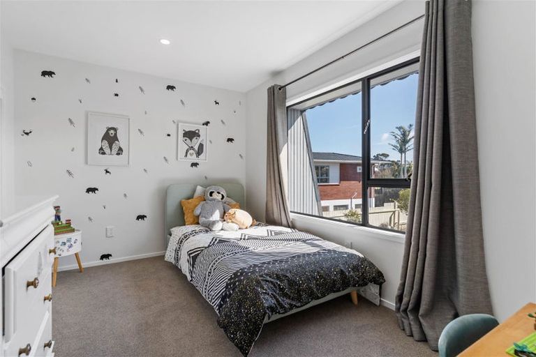Photo of property in 1 Heaton Grove, Chatswood, Auckland, 0626