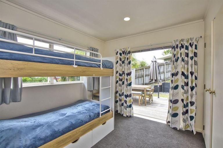 Photo of property in 2/8 Bronzewing Terrace, Unsworth Heights, Auckland, 0632