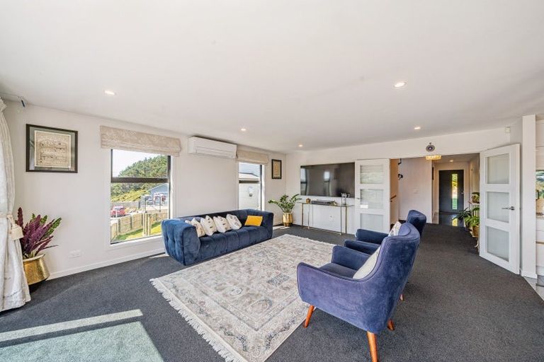 Photo of property in 3 Cirrus Close, Newlands, Wellington, 6037
