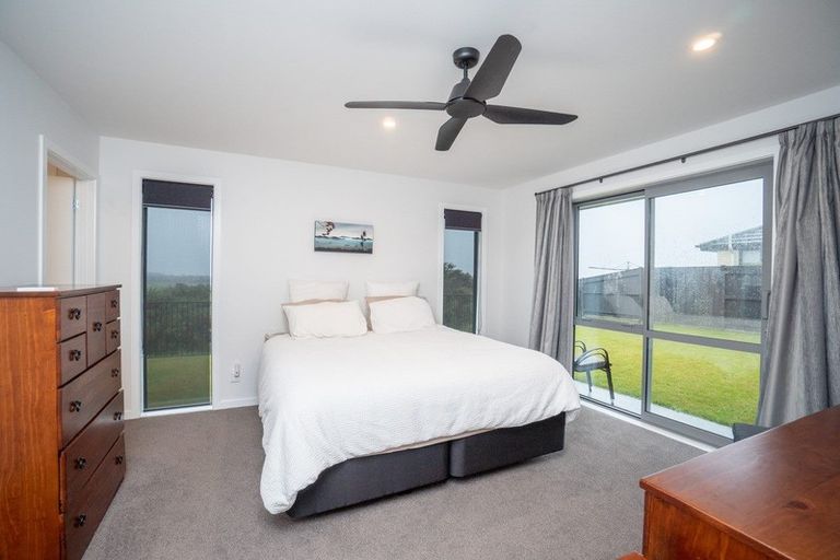 Photo of property in 22 Monaco Grove, Fitzherbert, Palmerston North, 4410