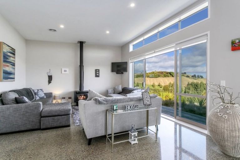 Photo of property in 32 Piro Place, Acacia Bay, Taupo, 3385