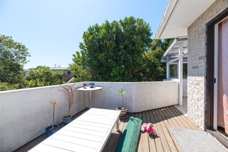 Photo of property in 5 Griffiths Place, Te Atatu South, Auckland, 0610
