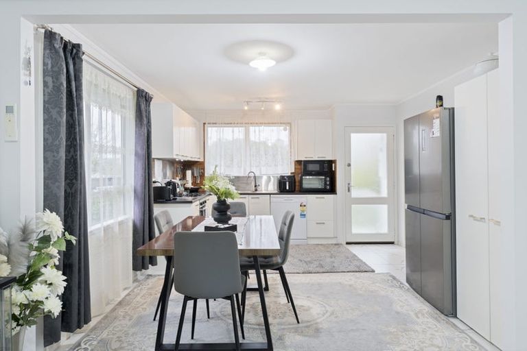 Photo of property in 69 Kemp Road, Massey, Auckland, 0614