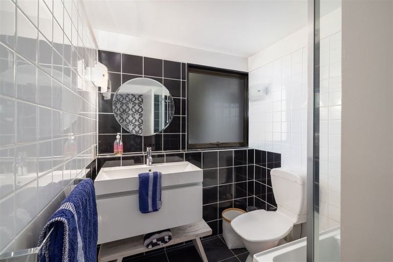 Photo of property in 14 Highbank Lane, Mount Pleasant, Christchurch, 8081