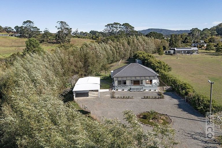 Photo of property in 231 Waitakere Road, Taupaki, Henderson, 0782