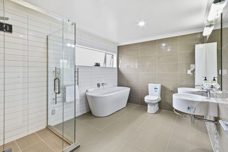 Photo of property in 15 Bejoy Rise, East Tamaki Heights, Auckland, 2016