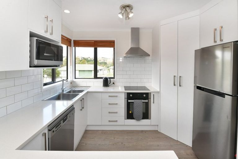 Photo of property in 66 Cabeleigh Drive, Helensville, 0800