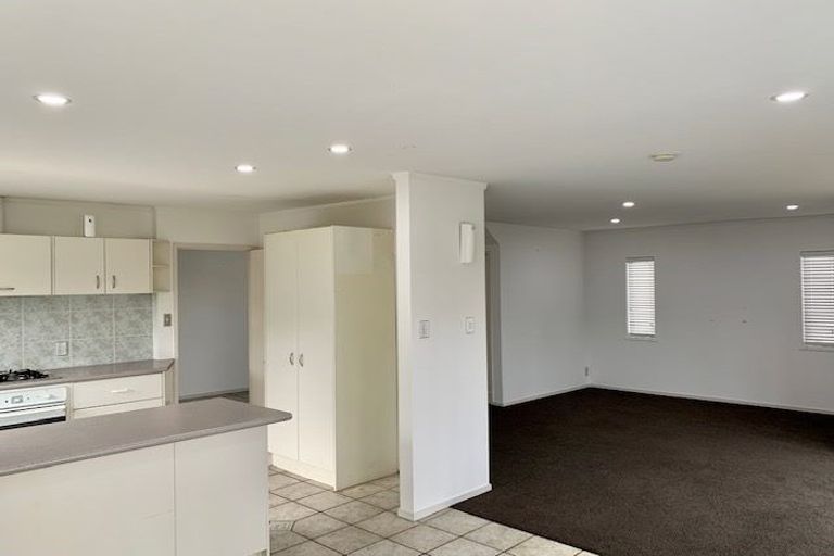 Photo of property in 2/90 Pupuke Road, Hillcrest, Auckland, 0627