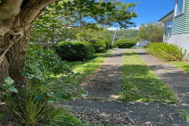Photo of property in 37 Ranui Terrace, Tawa, Wellington, 5028