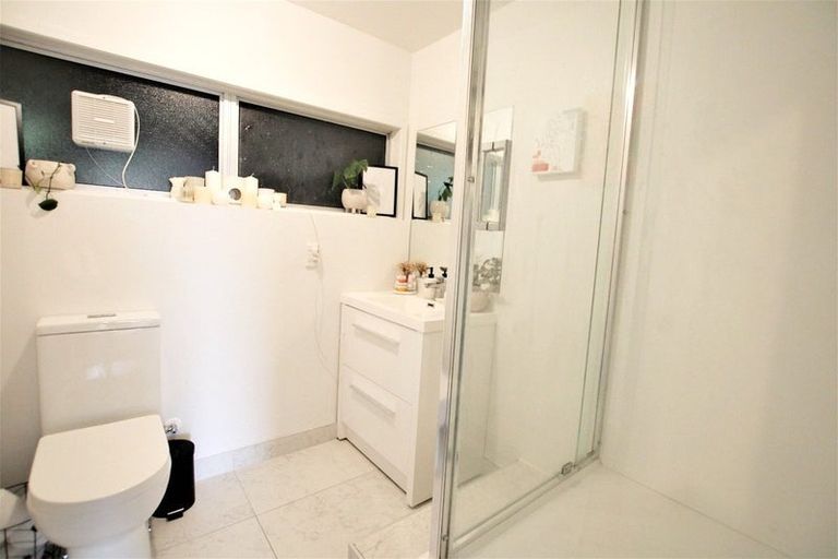 Photo of property in 27 Malters Place, Browns Bay, Auckland, 0630