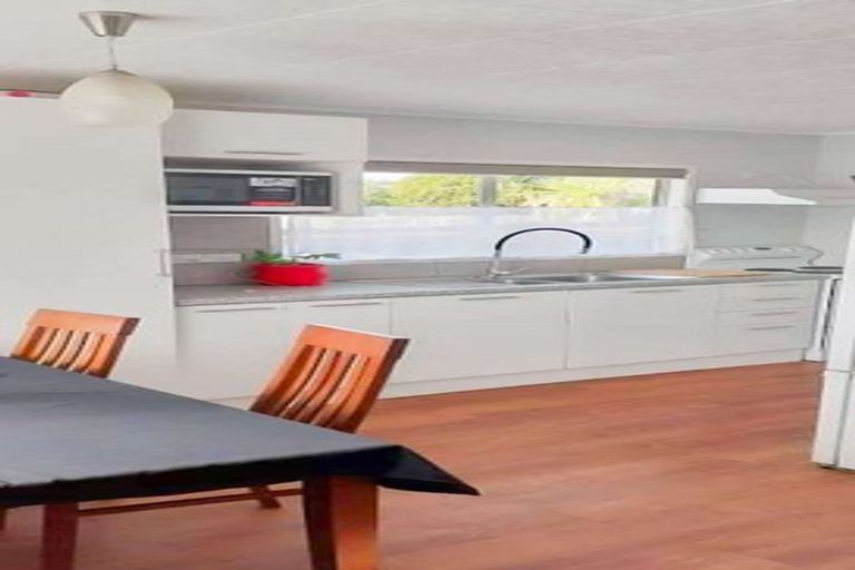 Photo of property in 14 Balwyn Place, Clendon Park, Auckland, 2103