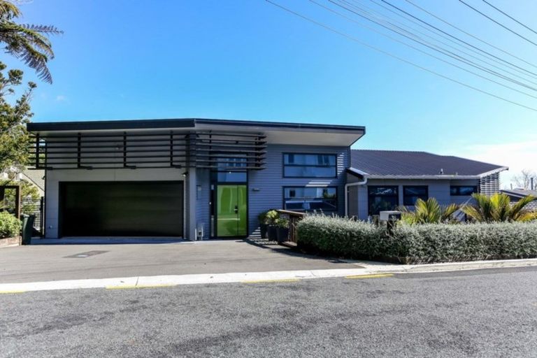Photo of property in 16 Ridge Lane, New Plymouth, 4310