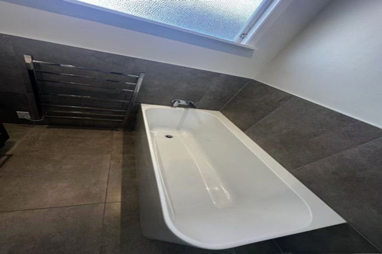 Photo of property in 120 Ennis Avenue, Pakuranga Heights, Auckland, 2010