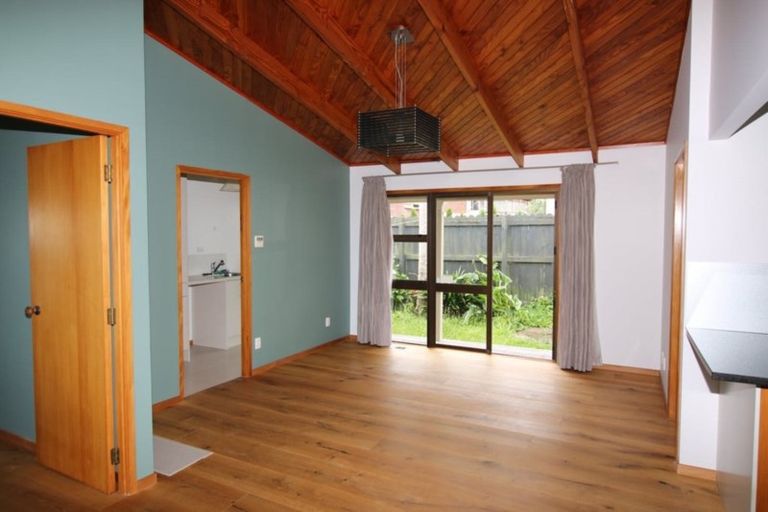 Photo of property in 2/162 East Coast Road, Forrest Hill, Auckland, 0620