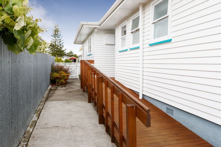 Photo of property in 10 Wairau Place, Kelvin Grove, Palmerston North, 4414