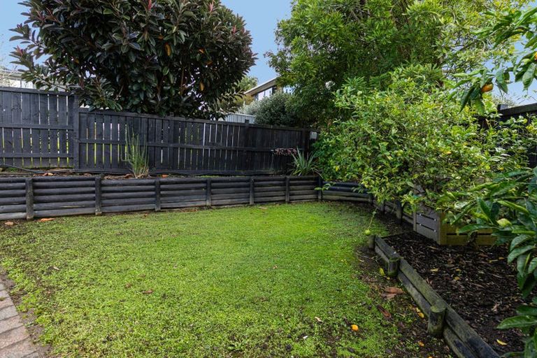 Photo of property in 15 Fairlea Road, Te Atatu South, Auckland, 0610