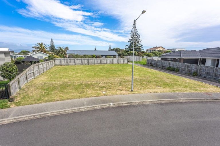 Photo of property in 43 Seagrass Place, Otaki Beach, Otaki, 5512