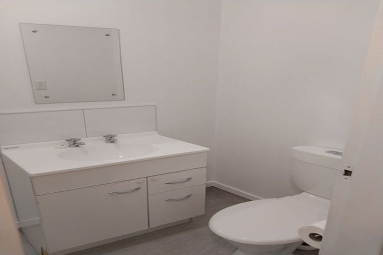 Photo of property in 64a Newlands Road, Newlands, Wellington, 6037