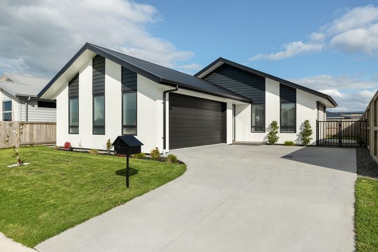 Photo of property in 17 Furlong Road, Papamoa, 3118