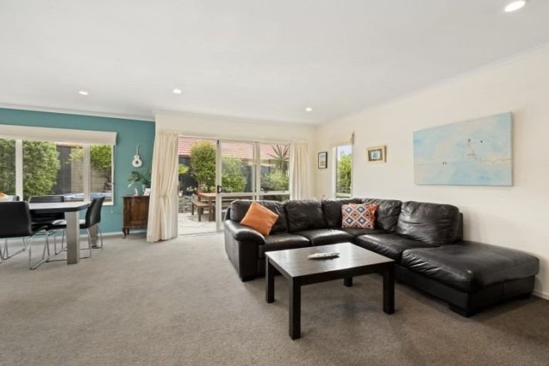 Photo of property in 9 James Nairn Grove, Riverstone Terraces, Upper Hutt, 5018