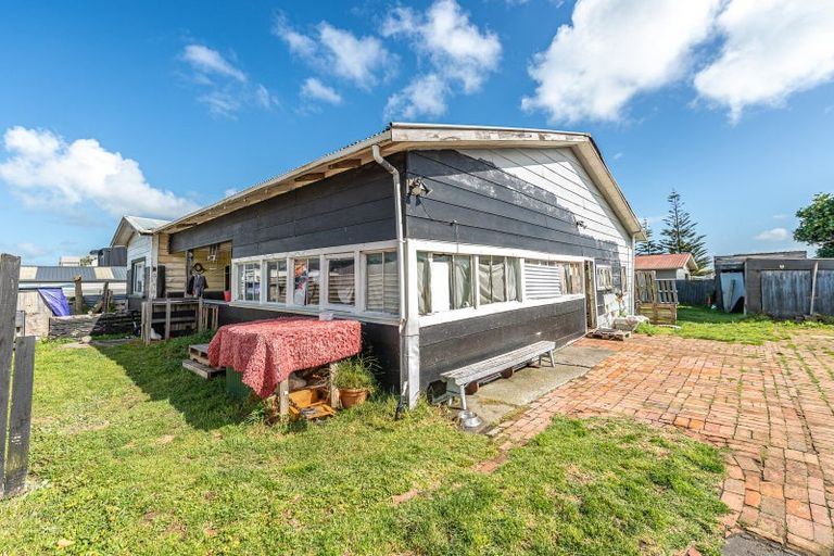 Photo of property in 39 Cornfoot Street, Castlecliff, Whanganui, 4501