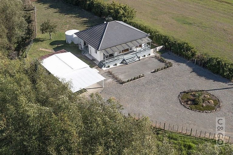 Photo of property in 231 Waitakere Road, Taupaki, Henderson, 0782