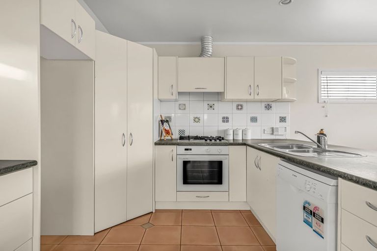 Photo of property in 2/267 Glenfield Road, Hillcrest, Auckland, 0627