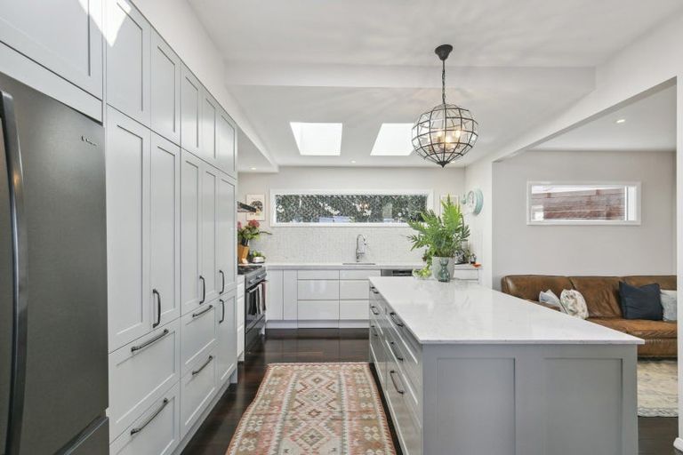 Photo of property in 8 Nakora Road, Karaka Bays, Wellington, 6022