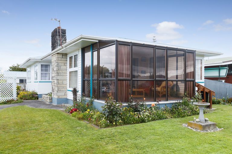 Photo of property in 10 Wairau Place, Kelvin Grove, Palmerston North, 4414
