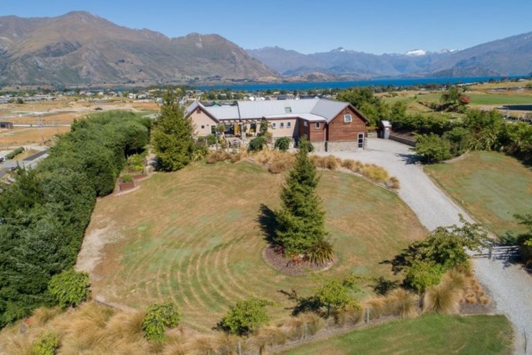 Photo of property in 1 Peak View Ridge, Wanaka, 9305