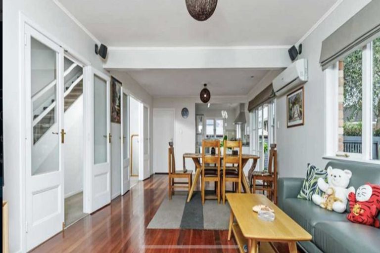 Photo of property in 1/42 East Coast Road, Milford, Auckland, 0620