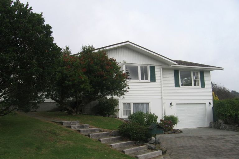 Photo of property in 2 Hicks Close, Whitby, Porirua, 5024
