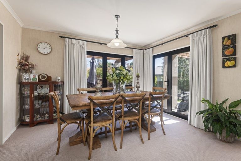 Photo of property in 8 La Lena Grove, Fitzherbert, Palmerston North, 4410