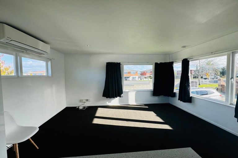 Photo of property in 3/4313 Great North Road, Glendene, Auckland, 0602