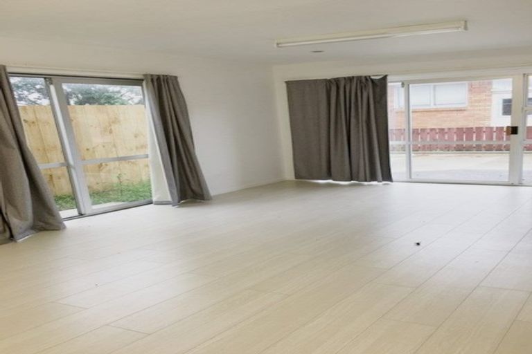 Photo of property in 302 Royal Road, Massey, Auckland, 0614