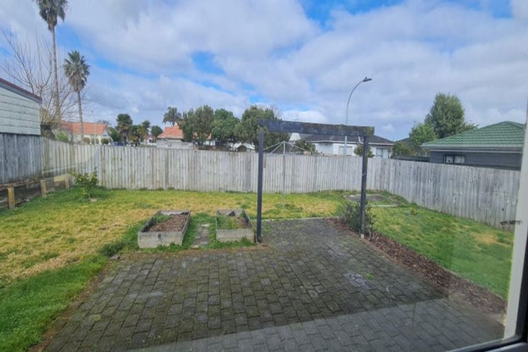 Photo of property in 15 Tyndrum Place, Highland Park, Auckland, 2010