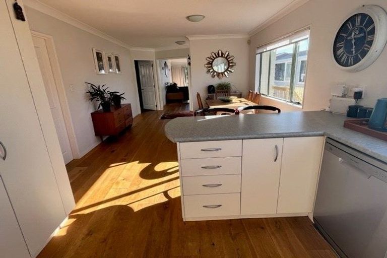 Photo of property in 9 Bradbury Road, Botany Downs, Auckland, 2010