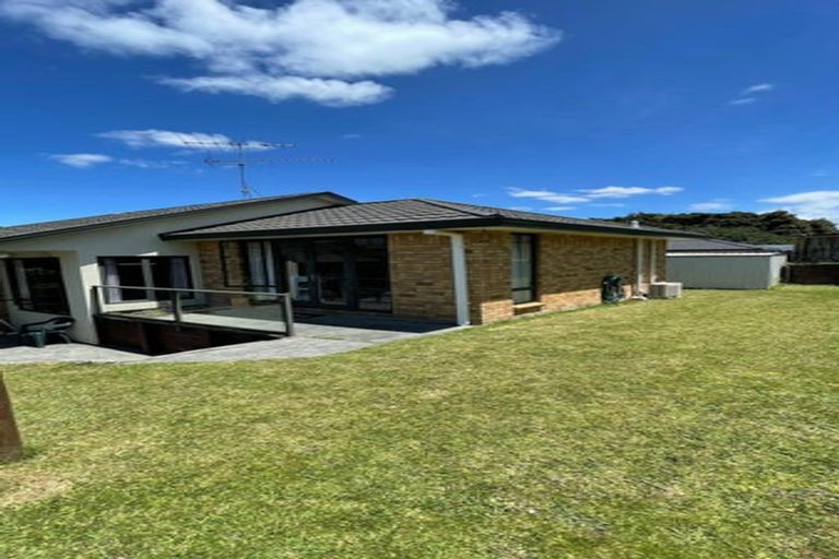 Photo of property in 13 De Havilland Drive, Goodwood Heights, Auckland, 2105