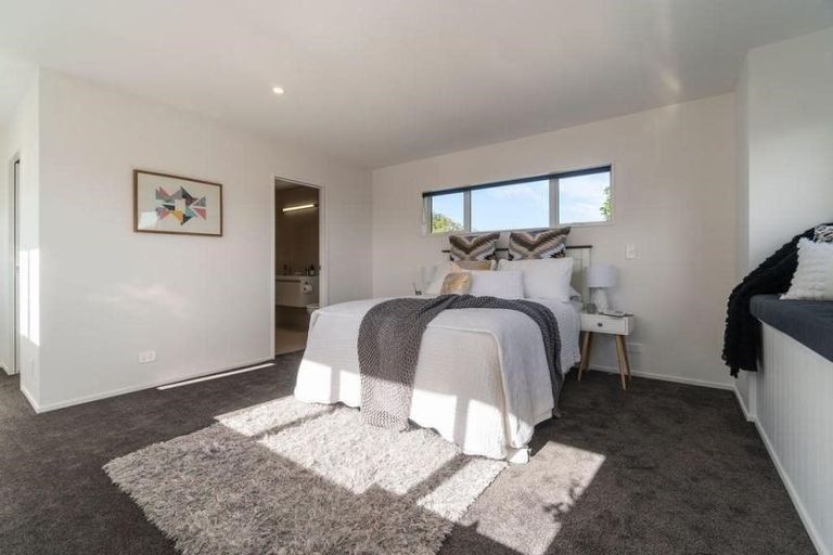 Photo of property in 31a Dawnhaven Drive, Te Atatu Peninsula, Auckland, 0610
