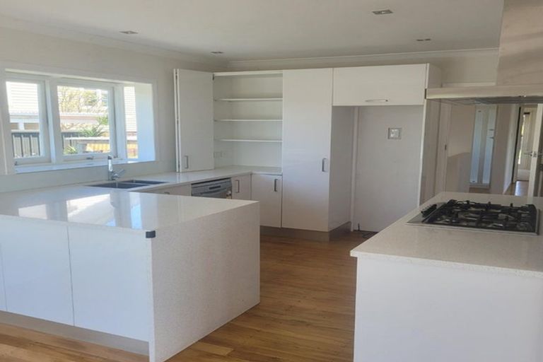 Photo of property in 11 Woodside Avenue, Northcote, Auckland, 0627