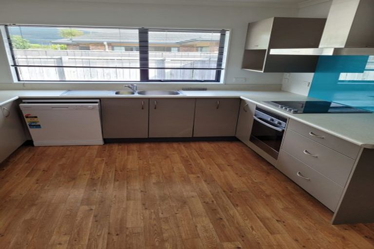 Photo of property in 18 Guildford Drive, Paraparaumu, 5032